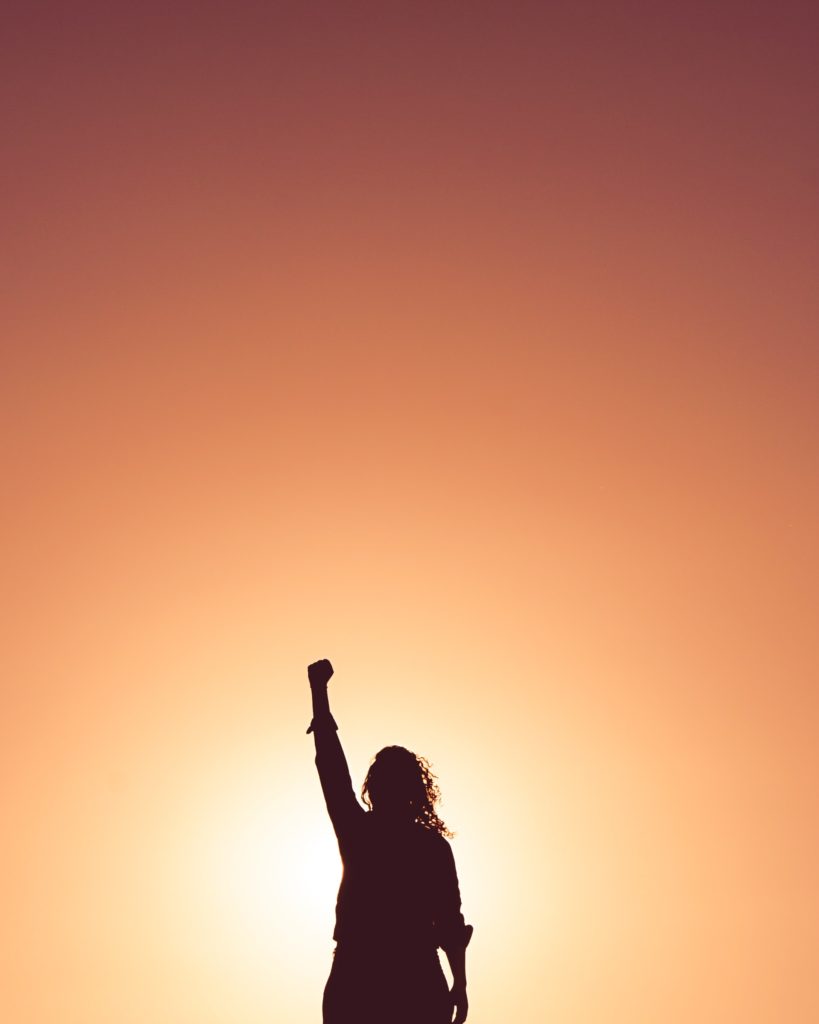 Mental starke Frau im Sonnenuntergang
